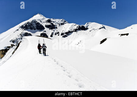 zwei Skifahrer einen schneebedeckten Berg-Kamm, Österreich, Großglockner Klettern Stockfoto