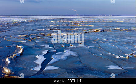 Blick über den Strand mit Spaziergängern und eisigen Jadebusen bei Dangast, Friesland, Niedersachsen, Wilhelmshaven, Deutschland Stockfoto