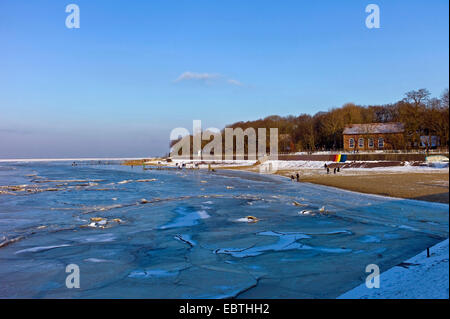 Blick über den eisigen Jadebusen im Spa Hotel, Dangast, Friesland, Niedersachsen, Deutschland Stockfoto