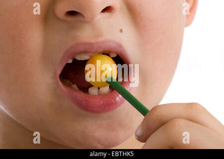 Mund eines kleinen Jungen Essen ein lolly Stockfoto