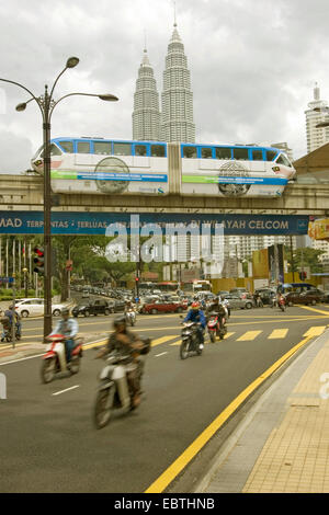 Blick durch belebte Straße in die Petronas-Türme, Malaysia, Kuala Lumpur Stockfoto