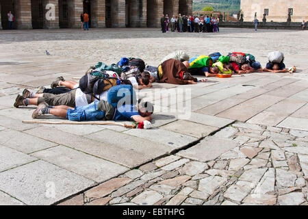 Brasilianischen Pilger liegen auf dem Boden und betet vor der Kathedrale am Praza do Obradoiro, Spanien, Galicien,±a Coruña, Santiago De Compostela Stockfoto