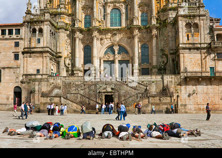 Brasilianischen Pilger liegen auf dem Boden und betet vor der Kathedrale am Praza do Obradoiro, Spanien, Galicien,±a Coruña, Santiago De Compostela Stockfoto