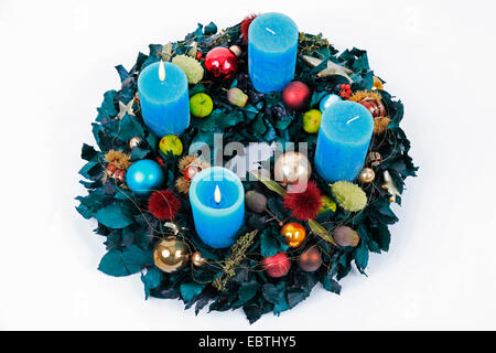 bunten Adventskranz mit blauen Kerzen Stockfoto