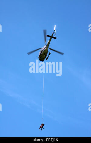 Rettungshubschrauber evakuieren eine verletzte Person, Mühlbach, Schweizerhuette, Salzburg, Österreich Stockfoto