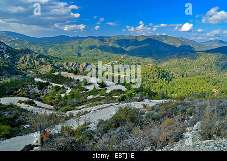 Die ungewöhnliche und eindrucksvolle Panorama-Landschaft des Troodos-Gebirges in Zypern Stockfoto