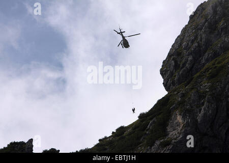 Rettungshubschrauber evakuieren eine verletzte Person, Mühlbach, Schweizerhuette, Salzburg, Österreich Stockfoto