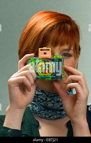 junge rothaarige Frau mit einer Lomo-Kamera fotografieren Stockfoto