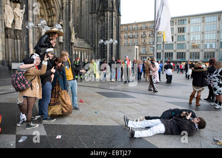 maskierte Personen vor dem Kölner Dom feiert den Start des Faschings am November 11, Deutschland, Nordrhein-Westfalen, Köln Stockfoto