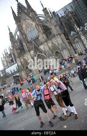 maskierte Personen vor dem Kölner Dom feiert den Start des Faschings am November 11, Deutschland, Nordrhein-Westfalen, Köln Stockfoto