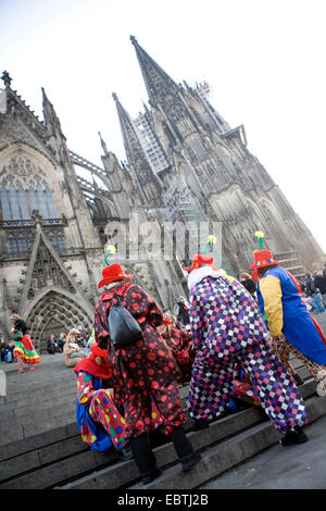 maskierte Personen vor dem Kölner Dom feiert den Start des Faschings am November 11, Deutschland, Nordrhein-Westfalen, Köln Stockfoto