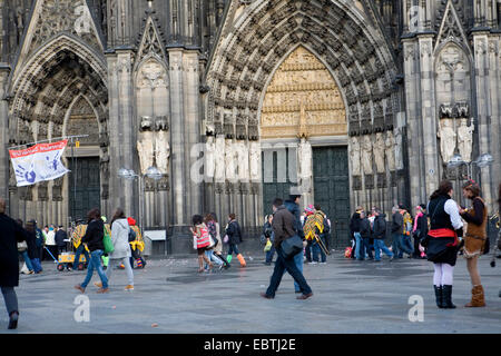 maskierte Personen vor dem Kölner Dom feiert den Start des Faschings am November 11, Deutschland, Nordrhein-Westfalen, Köln Stockfoto