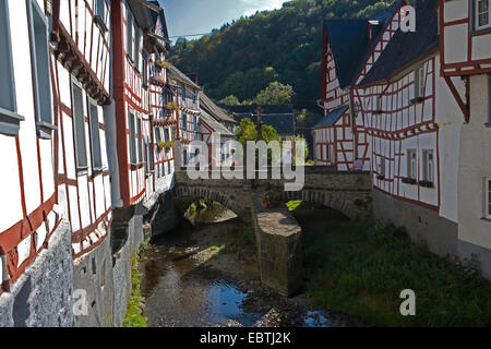 Fachwerkhäuser in der historischen Altstadt, Deutschland, Rheinland-Pfalz, Monreal Stockfoto