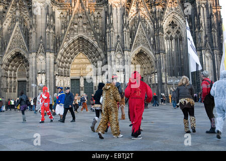 maskierte Personen vor dem Kölner Dom feiert den Start des Faschings am November 11, Deutschland, Nordrhein-Westfalen, Köln Stockfoto