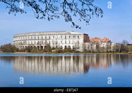 Blick über den großen Dutzendteich an der unvollendeten Kongresshalle auf dem ehemaligen Reichsparteitag Gelände, Deutschland, Bayern, Mittelfranken, Mittelfranken, Nürnberg Stockfoto