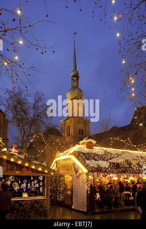 Weihnachtsmarkt vor der Reinoldikirche, Deutschland, Nordrhein-Westfalen, Ruhrgebiet, Dortmund Stockfoto