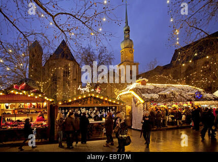 Weihnachtsmarkt in der Innenstadt, Reinoldikirche und Marienkirche im Hintergrund, Dortmund, Ruhrgebiet, Nordrhein-Westfalen, Deutschland Stockfoto