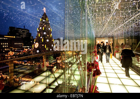 beleuchtete Glas-Passage in der Nähe von Weihnachtsmarkt, Dortmund, Ruhrgebiet, Nordrhein-Westfalen, Deutschland Stockfoto