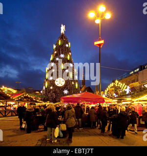 Weihnachtsmarkt und großen Weihnachtsbaum, Deutschland, Nordrhein-Westfalen, Ruhrgebiet, Dortmund Stockfoto