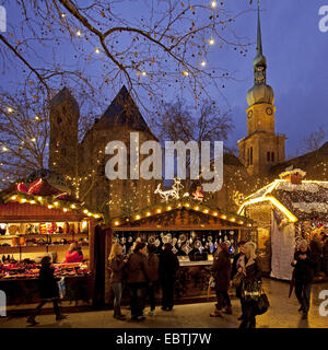 Weihnachtsmarkt in der Innenstadt, Reinoldikirche und Marienkirche im Hintergrund, Dortmund, Ruhrgebiet, Nordrhein-Westfalen, Deutschland Stockfoto