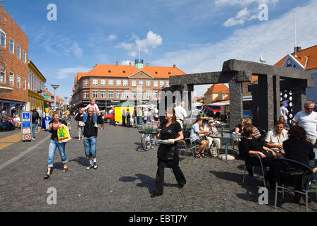 Straßencafé an einem belebten Platz, Dänemark, Bornholm, Rönne Stockfoto