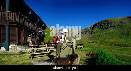 Wanderer, die Ruhe am Berg Hütte La Prariond, Frankreich, Nationalparks Vanoise Stockfoto