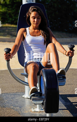 Teenager-Mädchen tun, Fitness, Frankreich Stockfoto