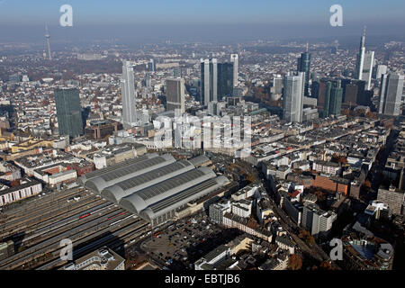 Blick auf die Stadt mit central Station und Geschäftsviertel, Deutschland, Hessen, Frankfurt/Main Stockfoto