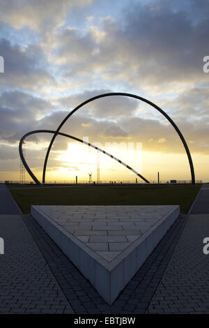 Horizontobservatorium auf der Halde Halde bei Sonnenuntergang, Deutschland, Nordrhein-Westfalen, Ruhrgebiet, Herten Stockfoto