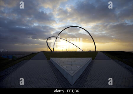 Horizontobservatorium auf der Halde Halde bei Sonnenuntergang, Deutschland, Nordrhein-Westfalen, Ruhrgebiet, Herten Stockfoto