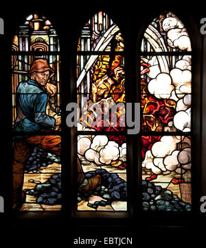 bunte Fenster mit Kohle Bergmann Thema der St. Vinzentius Kirche, Deutschland, Nordrhein-Westfalen, Ruhrgebiet, Bochum Stockfoto