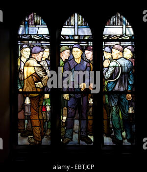 bunte Fenster mit Kohle Bergmann Thema der St. Vinzentius Kirche, Deutschland, Nordrhein-Westfalen, Ruhrgebiet, Bochum Stockfoto