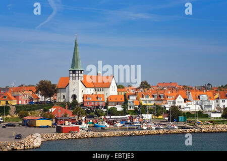 Blick auf die Stadt vom Hafen nach Niklolai Kirche, Dänemark, Bornholm, Rönne Stockfoto