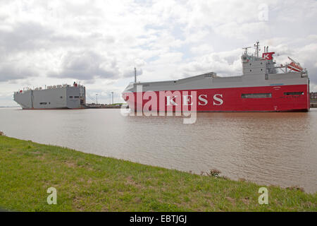 Auto Carrier Kess Isar Highway Und Nippon Highway im Hafen, Emden, Ostfriesland, Niedersachsen, Deutschland Stockfoto