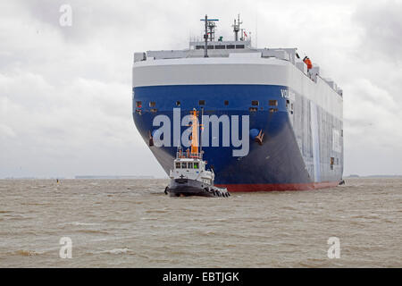 Autotransporter Voland Führer mit Schlepper, Deutschland, niedrigere Sachsen, Ostfriesland, Emden Stockfoto