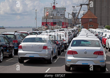 Reihen von Neuwagen vor Auto Träger Kess Isar Highway, Deutschland, Niedersachsen, Ostfriesland, Emden Stockfoto