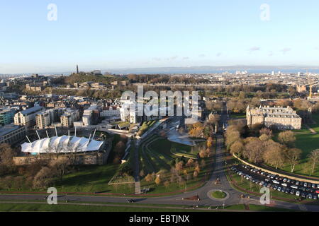 Erhöhten Blick des schottischen Parlaments, Holyrood Palace, Calton Hill und dynamische Erde Edinburgh Schottland November 2014 Stockfoto