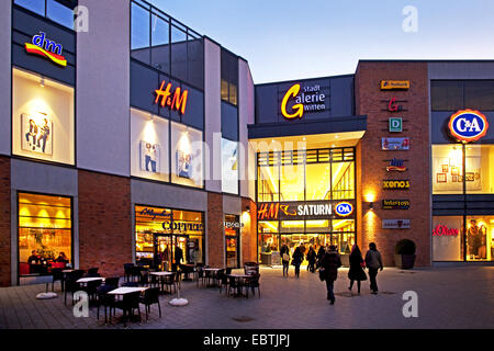 Shopping Center Stadtgalerie am Abend, Witten, Ruhrgebiet, Nordrhein-Westfalen, Deutschland Stockfoto