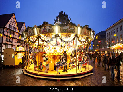 Karussell auf dem Weihnachtsmarkt in der alten Stadt Soest, Deutschland, Nordrhein-Westfalen, Soest Stockfoto