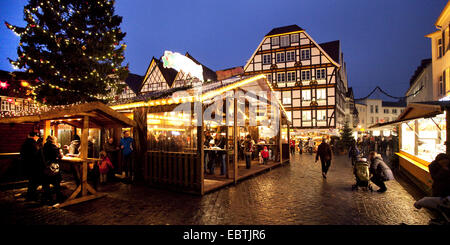 Menschen auf dem Weihnachtsmarkt in der alten Stadt Soest, Deutschland, Nordrhein-Westfalen, Soest Stockfoto