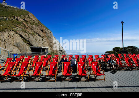 Leinwand Stühle auf der Terrasse des Hotel Bellevue auf Pilatus Berg, Schweiz Stockfoto