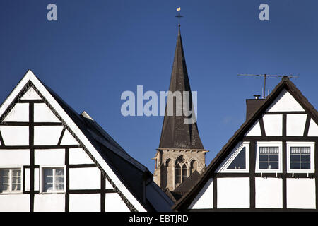 Timebered Häuser in der alten Stadt Herdecke mit Kirchturm von St. Philippus und Jakobus, Deutschland, Nordrhein-Westfalen, Ruhrgebiet, Herdecke Stockfoto