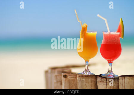 zwei exotische Cocktails am tropischen Strand Stockfoto