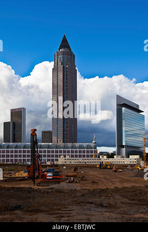 der Messeturm hinter einem großen Bau Website und sammeln Wolken, Deutschland, Hessen, Frankfurt Stockfoto