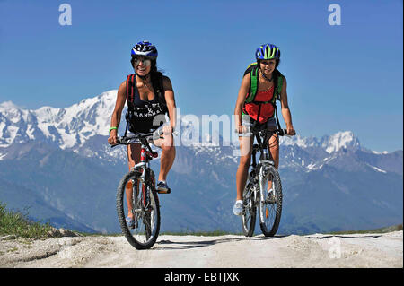 zwei Mountainbiker vor Bergkulisse, Frankreich, Savoyen, La Plagne Stockfoto