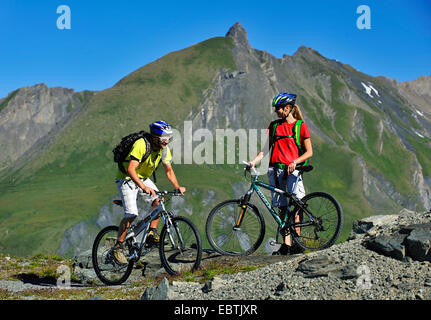 zwei Mountainbiker in einer Berglandschaft, Frankeich, Savoie Stockfoto