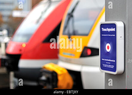 Touchpoint bei Zug-Plattform, zwei Züge im Hintergrund, Deutschland Stockfoto