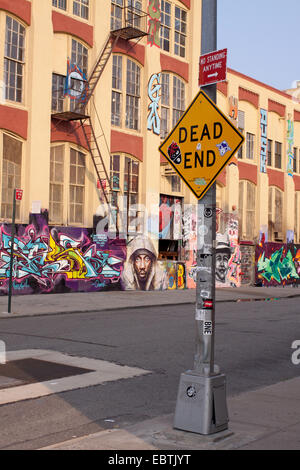 Sackgasse unterzeichnen vor der alten Fabrikgebäude, USA, Brooklyn, New York City Stockfoto