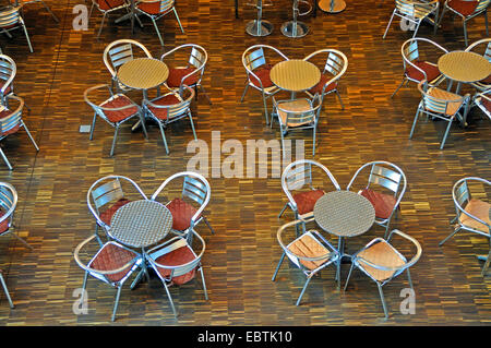 leere Stühle und Tische in einem Café in einer Shopping-Mall, Deutschland, Sachsen, Dresden Stockfoto