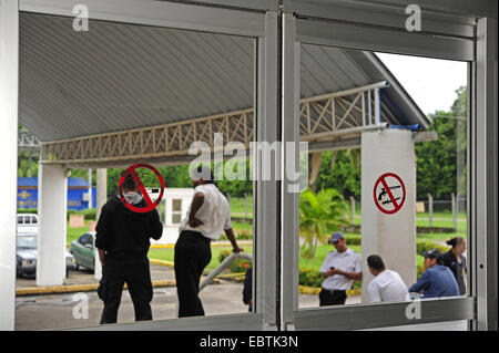 Verbots Schilder "Waffen verboten" und "Rauchen verboten" kleben auf das Fenster, Honduras, La Ceiba Stockfoto